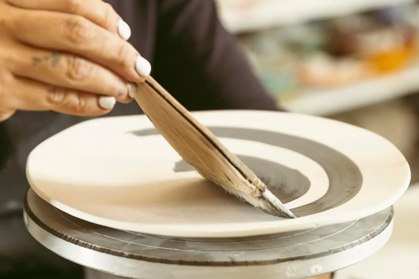 Professionelle handwerkliche Arbeit in der Werkstatt.