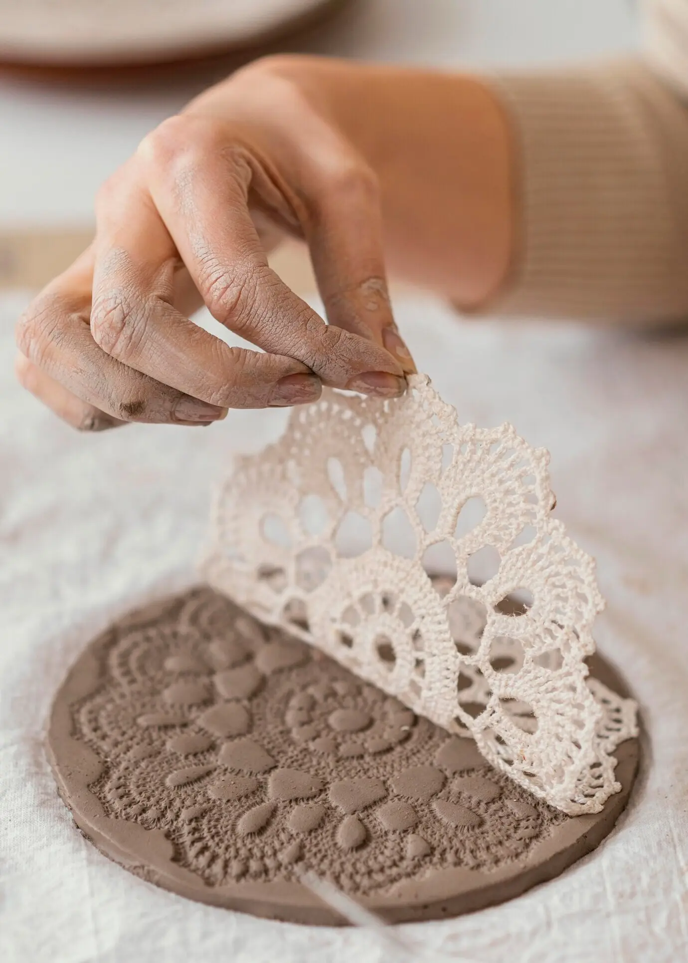 Nahaufnahme einer Hand, die ein Muster hält.